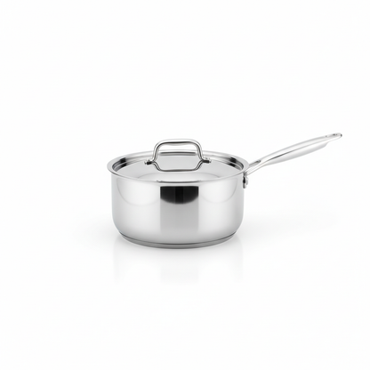 Casserole induction 30cm premium sur fond blanc avec ombre douce