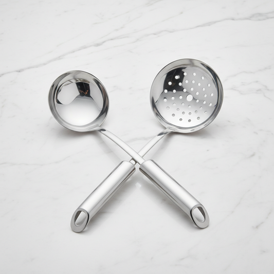 Set louche et écumoire inox professionnel sur fond blanc