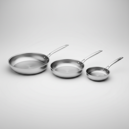 Set de 3 poêles en inox sur fond gris dégradé avec ombre douce