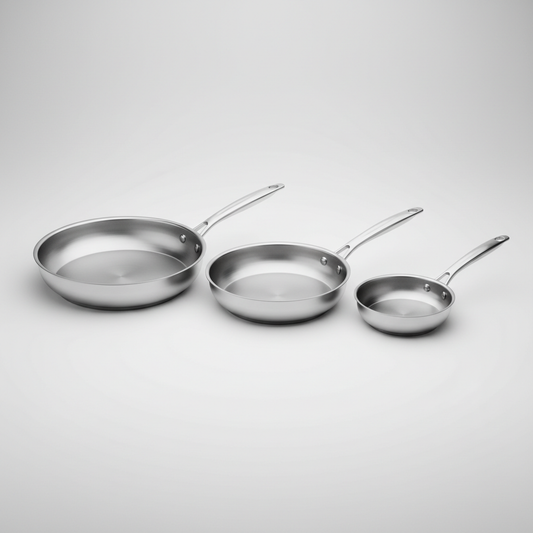 Set de 3 poêles en inox sur fond gris dégradé avec ombre douce