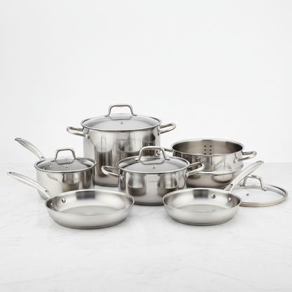 Batterie de cuisine inox induction 10 pièces sur fond marbre blanc lumière dorée
